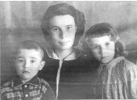 alt=С детьми: дочерью Людой и сыном Вовой